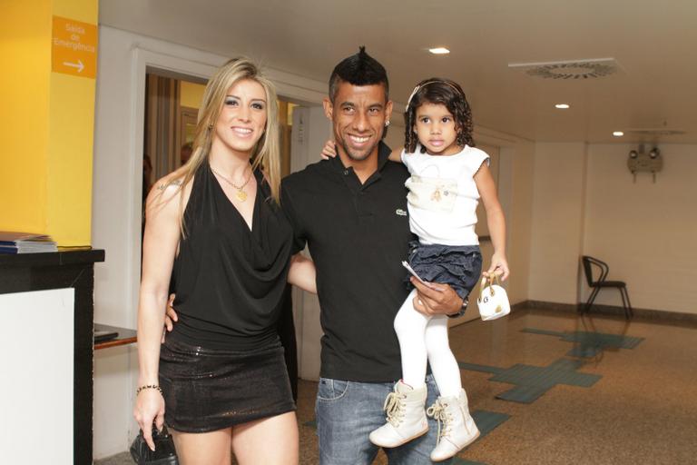 Léo Moura com a filha, Isabella, e a mulher, Camila