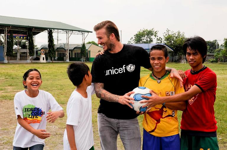 David Beckham em partida de futebol de centro da UNICEF nas Filipinas 