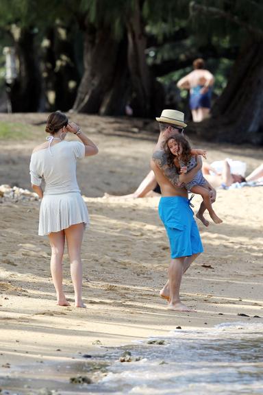 Jennifer Lopez aproveita praia com filha e affaire