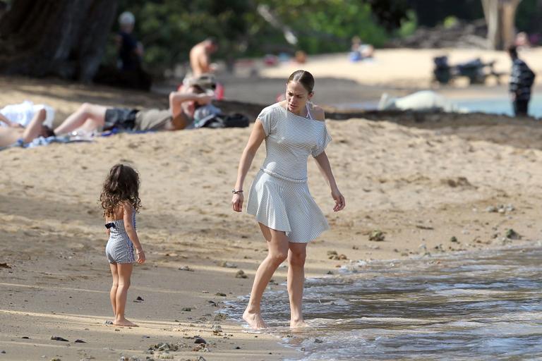 Jennifer Lopez aproveita praia com filha e affaire