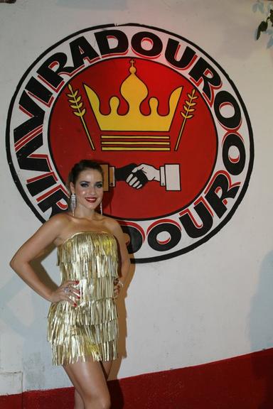 Monique Alfradique é coroada rainha de bateria da Viradouro