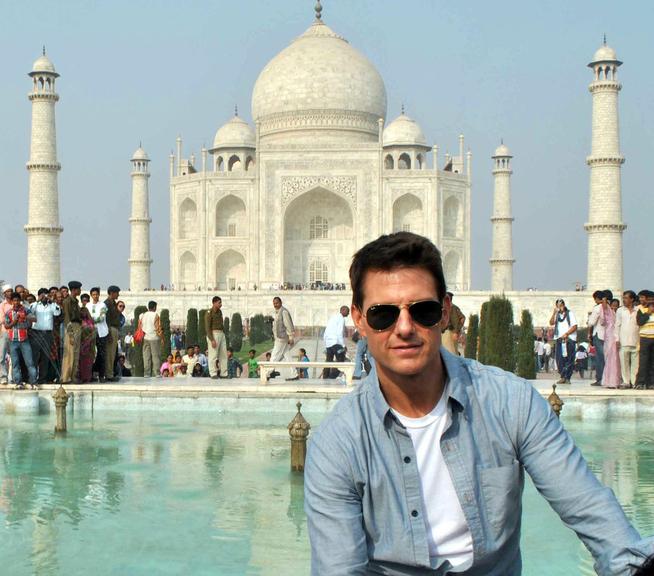 Tom Cruise em frente ao Taj Mahal, na Índia 