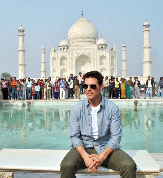 Tom Cruise em frente ao Taj Mahal, na Índia 