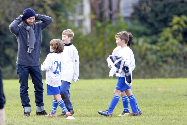 Jude Law torce por filho em jogo de futebol na Inglaterra