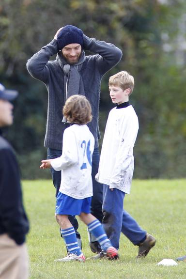 Jude Law torce por filho em jogo de futebol na Inglaterra