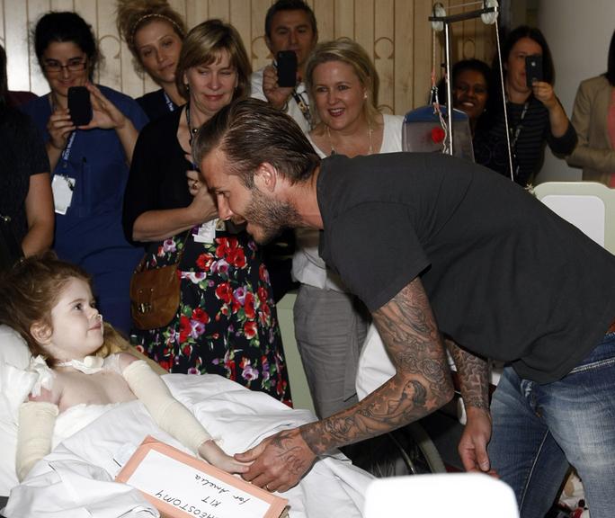 David Beckham visita crianças doentes em hospital