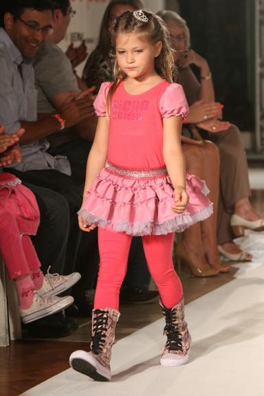 Nicole Meneghel, sobrinha de Xuxa, desfila em evento de moda