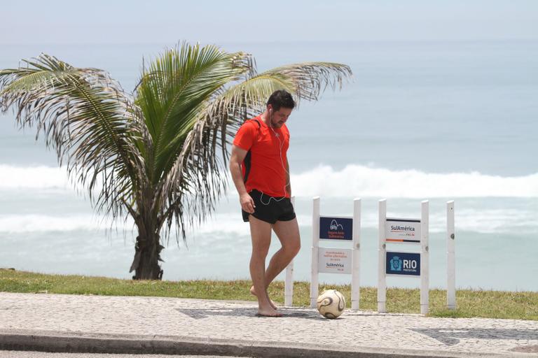 Murilo Benício joga futebol na orla da praia