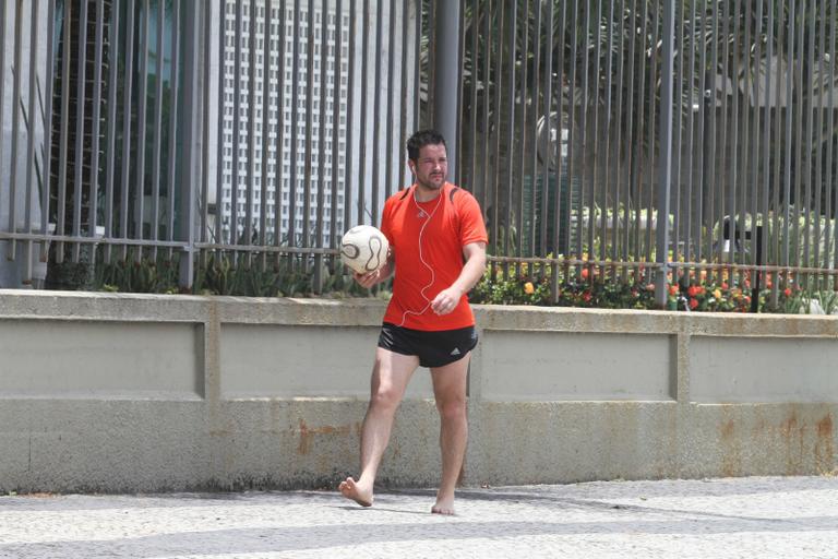 Murilo Benício joga futebol na orla da praia