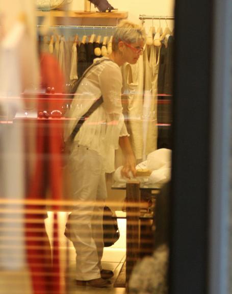 Xuxa faz compras em shopping