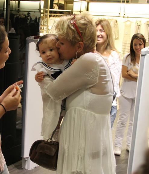 Xuxa atende fãs em shopping