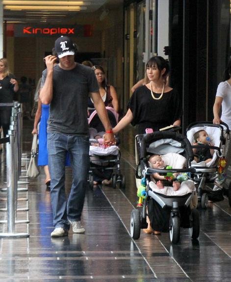 Daniele Suzuki passeia com a família por shopping carioca
