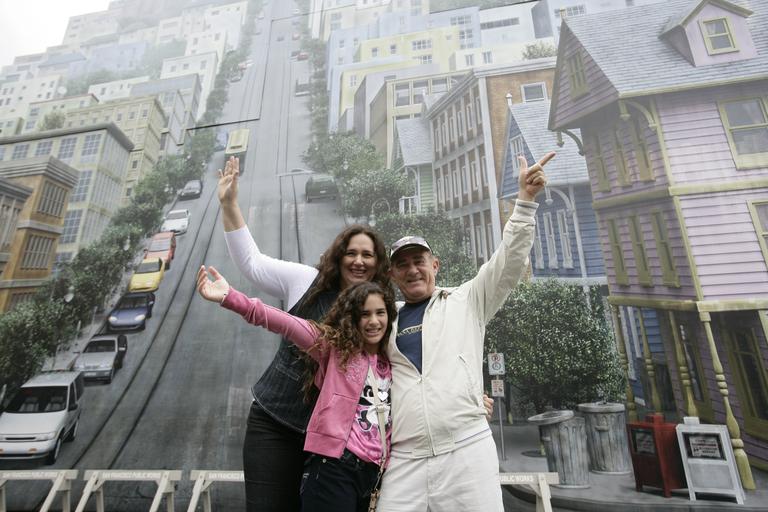 Renato Aragão com Lilian e Lívian na Disney