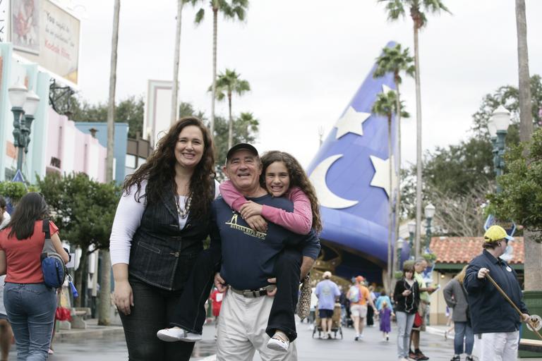 Renato Aragão com Lilian e Lívian na Disney