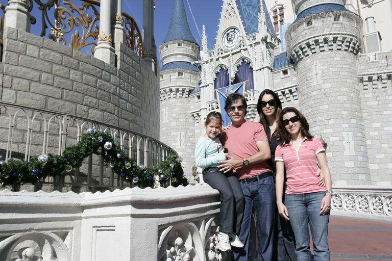 Tom Cavalcante com a família na Disney