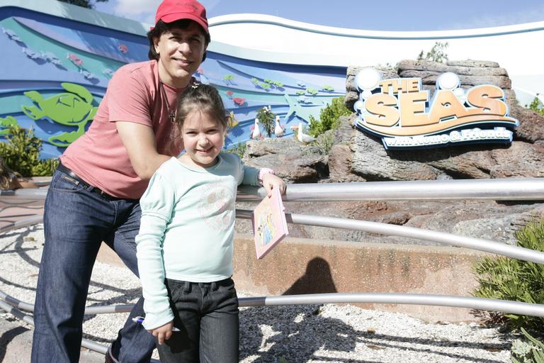 Tom Cavalcante com a filha na Disney