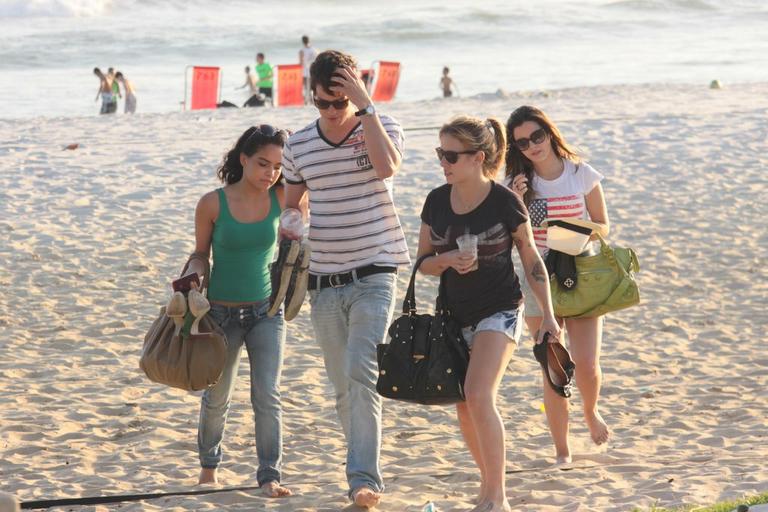 Carol Macedo e Giovanna Lancellotti curtem praia com amigos
