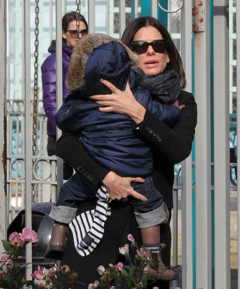 Sandra Bullock com o seu filho Louis em Nova York
