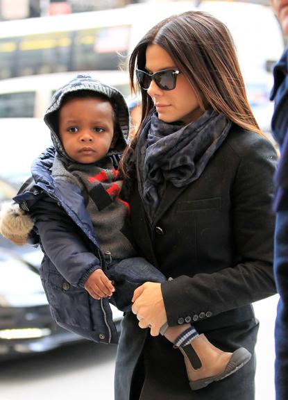 Sandra Bullock com o seu filho Louis em Nova York