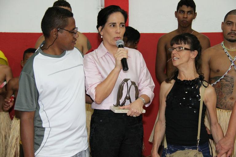 Gloria Pires em prêmio de escola de samba