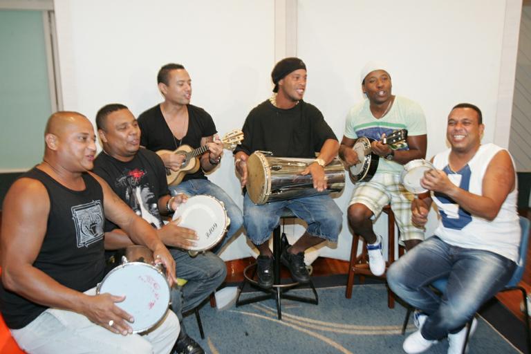 Ronaldinho Gaúcho com o grupo Samba Pra Gente