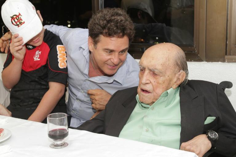 Oscar Niemeyer com Marcos Frota e Davi