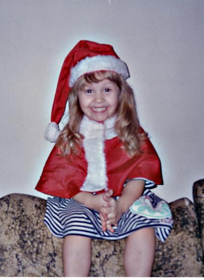 Carla Díaz com o gorrinho de Papai Noel, aos quatro anos