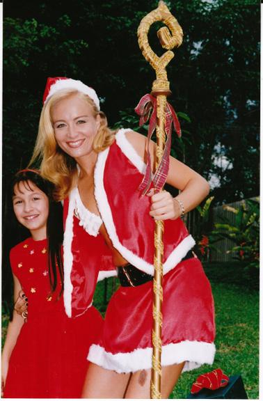Carla Díaz com a Mamãe Noel Angélica, aos 10 anos