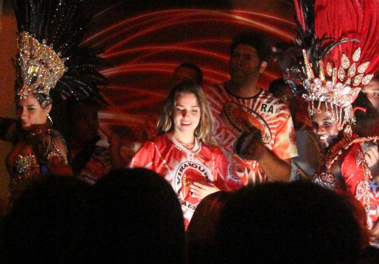 Monique Alfradique mostra samba no pé em festa de 'Fina Estampa'