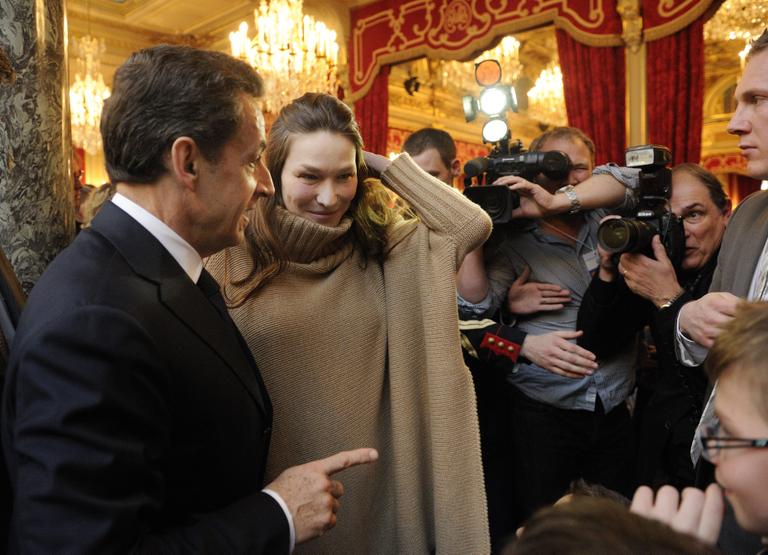 Carla Bruni e Nicolas Sarkozy em primeira aparição pública após nascimento de Giulia