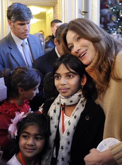 Carla Bruni e Nicolas Sarkozy em primeira aparição pública após nascimento de Giulia