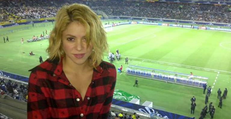 Direto do Japão, Shakira acompanhou a vitória do Barcelona em cima do time paulista Santos neste domingo, 18