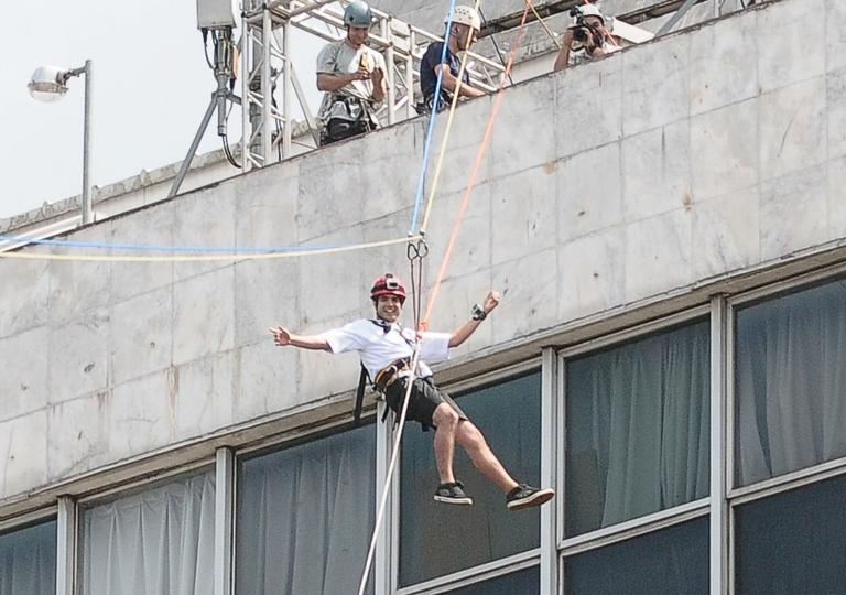 Caio Castro salta de tirolesa em prédio da Avenida Paulista, em São Paulo