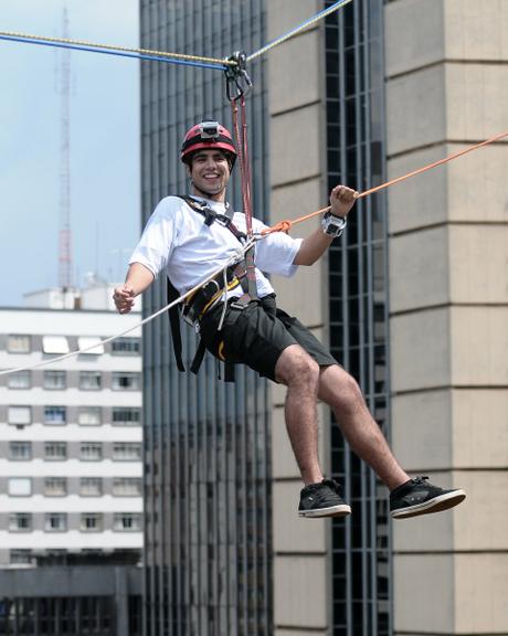 Caio Castro salta de tirolesa em prédio da Avenida Paulista, em São Paulo