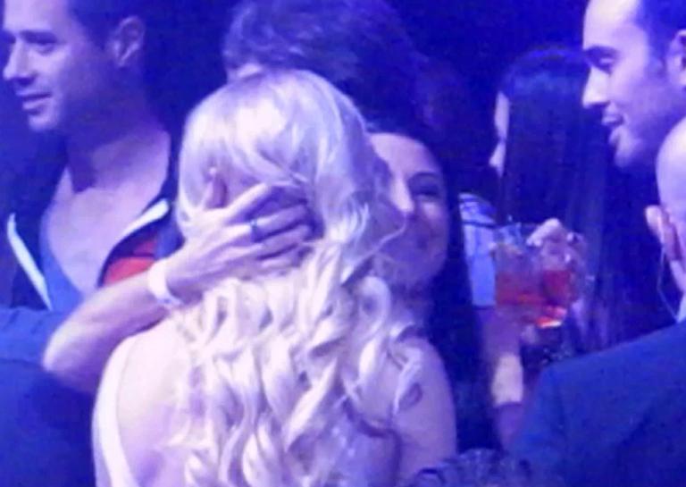 Britney Spears durante festa de aniversário do noivo em uma casa noturna de Las Vegas