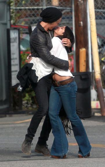 Vanessa Hudgens aos beijos com ator Austin Butler em Los Angeles