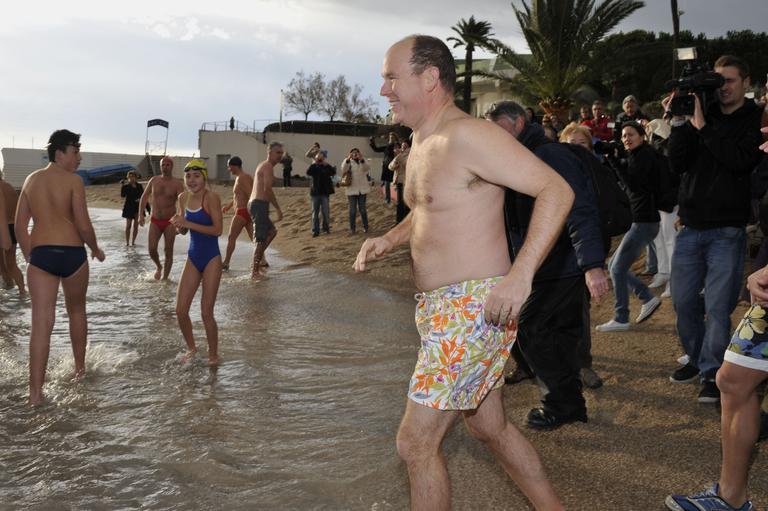 Príncipe Albert II, de Mônaco, disputa competição aquática para ajudar crianças da Tailândia