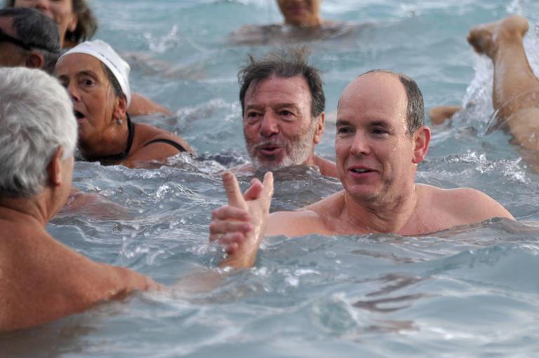 Príncipe Albert II, de Mônaco, disputa competição aquática para ajudar crianças da Tailândia
