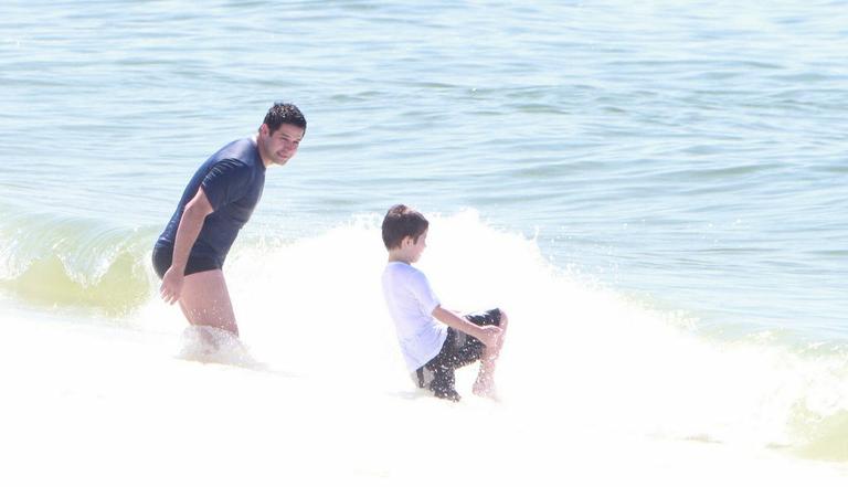 Murilo Benicio ensina Pietro a surfar