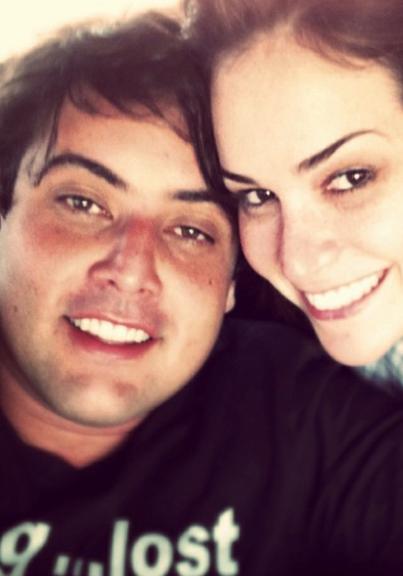A primeira foto do casal Bruno De Luca e Priscila Machado, publicada no twitter no dia 19 de agosto