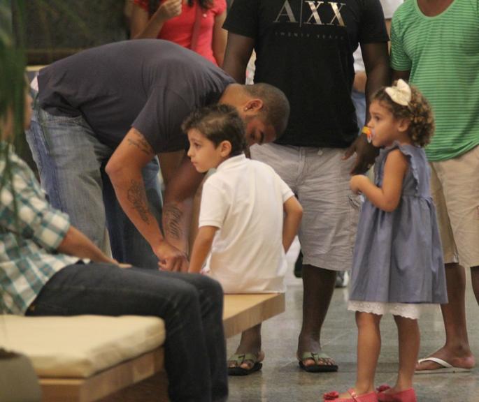Adriano passeia com os filhos no Rio