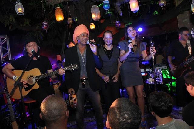 Jammil canta com Carlinhos Brown e Alinne Rosa