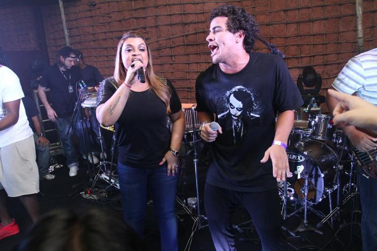 Preta canta com Thiago Martins