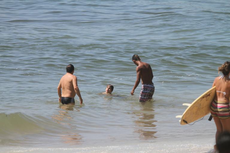 Marcos Frota leva o filho Davi à praia