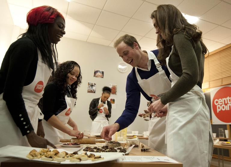 Príncipe William e Kate Middleton se divertem durante aula de culinária em instituição de caridade de Londres