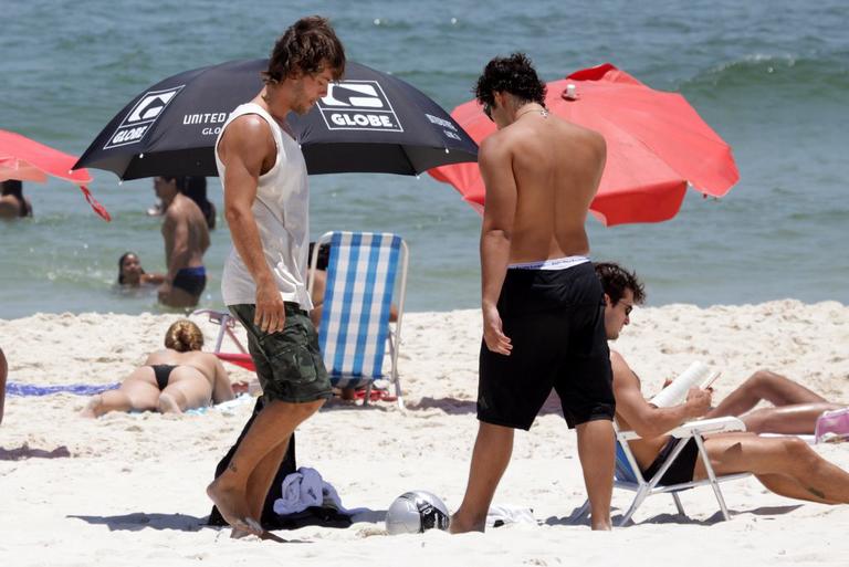 Kayky Brito brinca com a bola na praia da Barra da Tijuca