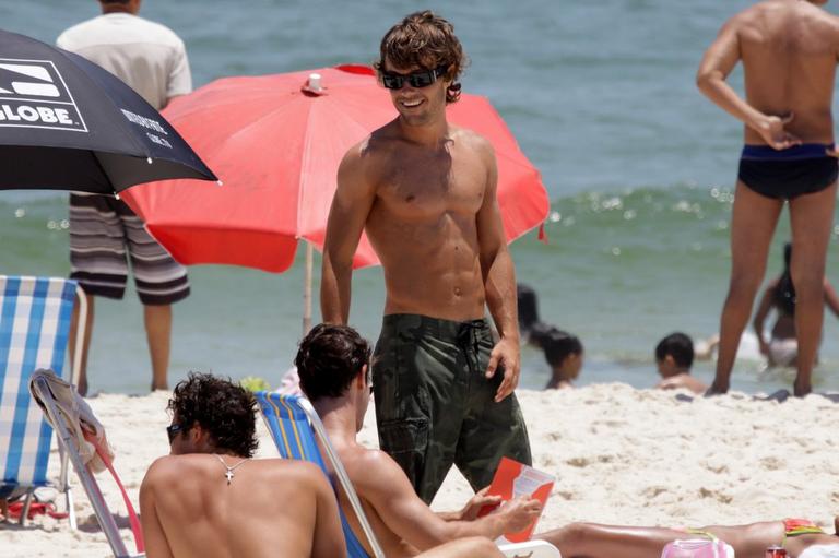 Kayky Brito pega praia com os amigos no Rio de Janeiro
