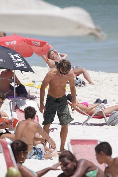Kayky Brito pega praia com os amigos no Rio de Janeiro