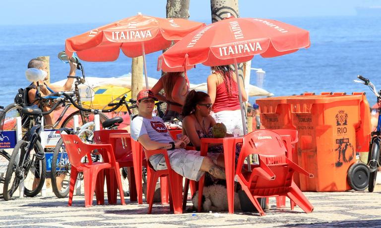 Felipe Dylon e Aparecida Petrowky curtem praia após casamento