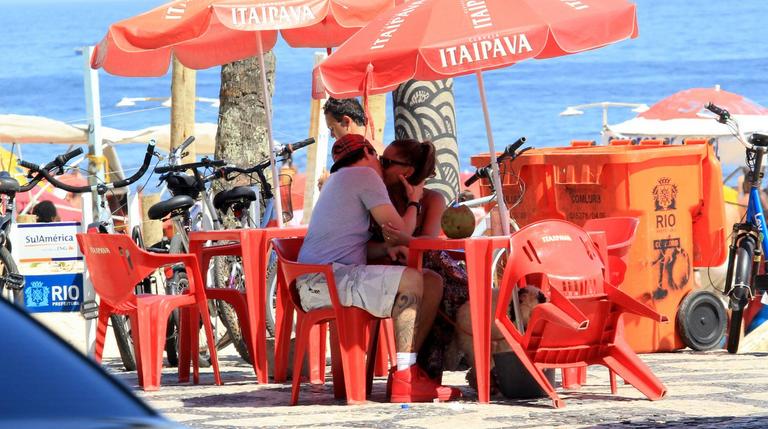 Felipe Dylon e Aparecida Petrowky curtem praia após casamento